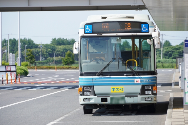 関東鉄道バスを正面から撮った写真