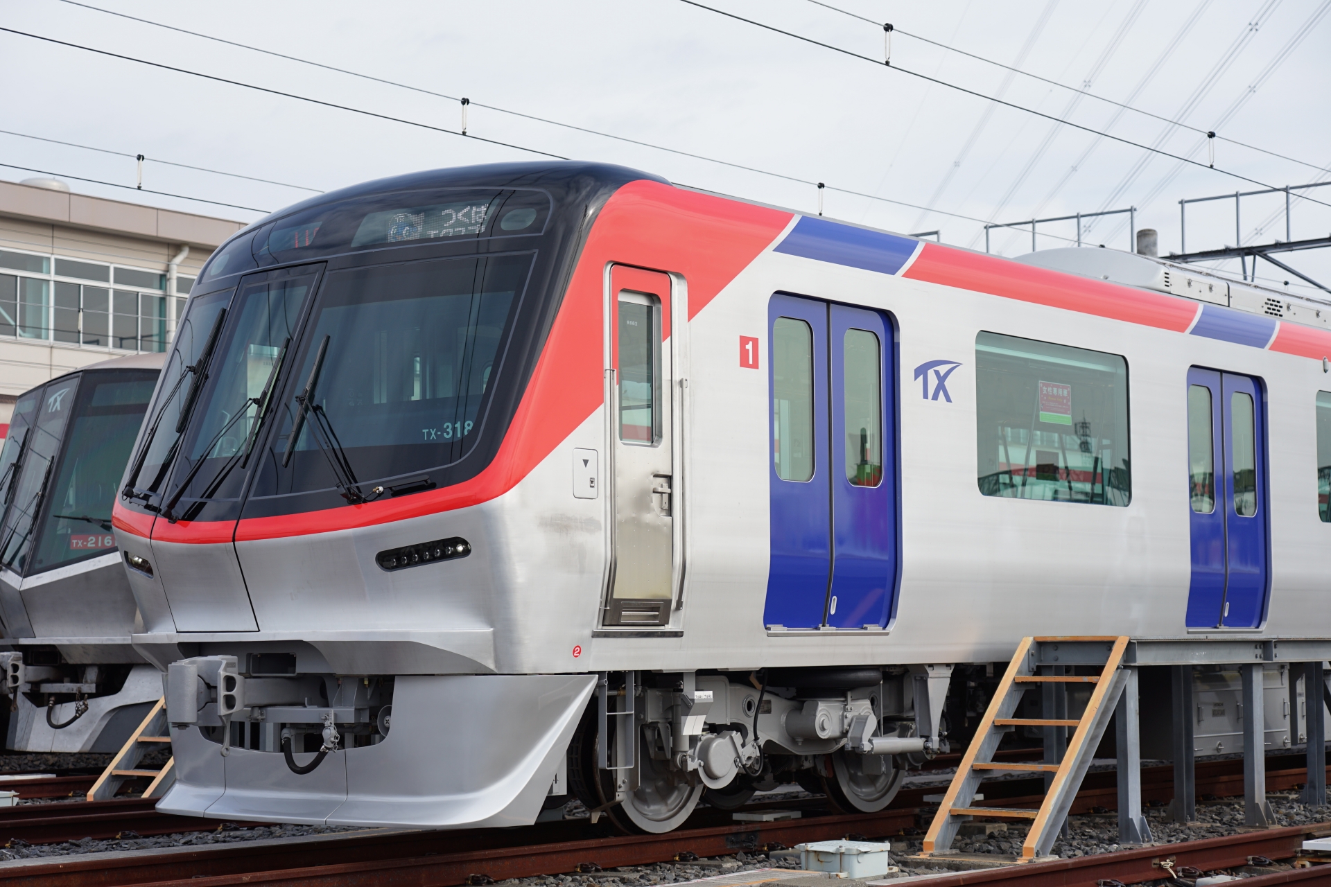 つくばエクスプレスを斜め前方から撮った写真